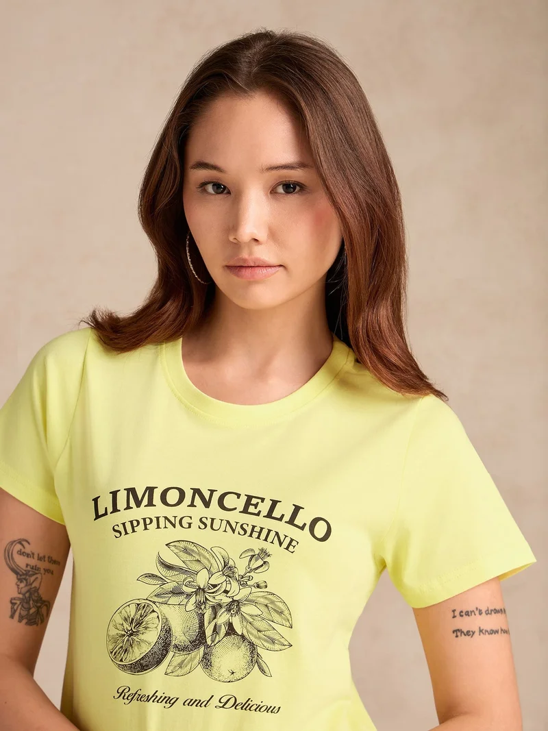 أوجيدر تيشيرت برسومات بياقة دائرية باللون الأصفر